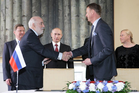 President and Chief Executive Officer of the Ericsson Group Hans Vestberg (right) and Skolkovo Fund President Viktor Vekselberg (left) have signed an agreement in Stockholm, April 27, 2011.   Source: RIA Novosti