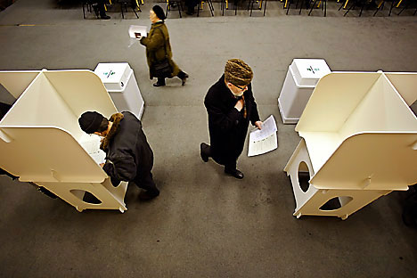 Es discutible hasta qué punto es democrática la práctica electoral rusa. Sin embargo, no hay ninguna duda acerca de la alta calidad de sus soportes tecnológicos. Foto de AP