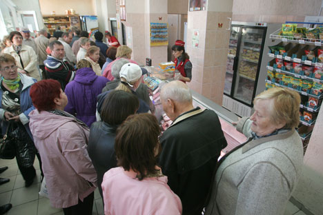 La cola en una de las tiendas de alimentación tras el anuncio de la devaluación del rublo bielorruso en 56%. Foto de Itar - Tass