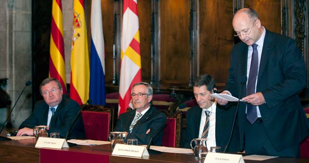 Mesa presidencial: De izquierda a derecha, el embajador ruso en España, Alexander Kuznetsov; el alcalde de Barcelona, Xavier Trias; el viceprimer ministro de la Federación de Rusia; y el director general de la Fundación Casa de Rusia en Barcelona, Iv