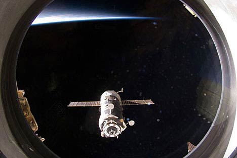 Progress vista de la ventana del Estación Espacial Internacional. Foto de NASA