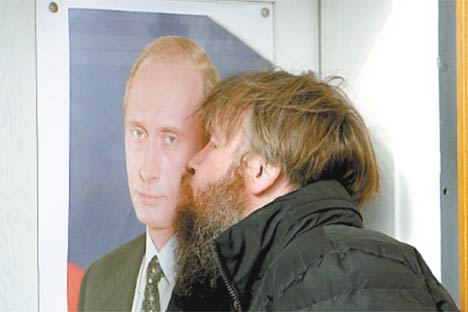 Un hombre besa el retrato del Primer Ministro, Vladímir Putin, en la ciudad de Krasnoyarsk. Foto de Reuters/Vostock Photo