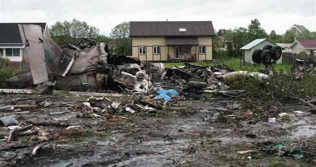 Von der abgestürzten Tu-134 bleiben nur ausgebrannte Trümmer übrig.  Foto: Reuters