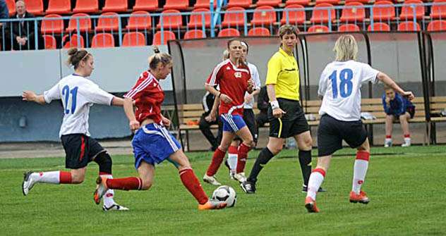 FK Energija Woronesch (in roten Trikots) spielen gegen "Mordovochka" aus Saransk. Foto: Energija Homepage 