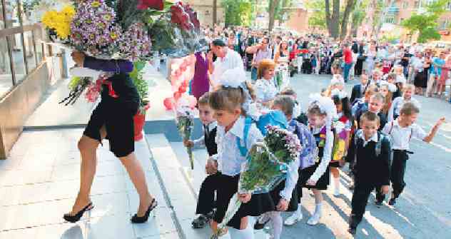 Blumen statt Schultüte: Die Erstklässler folgen ihrer Lehrerin unter dem Beifall der Eltern. Foto: Photoxpress