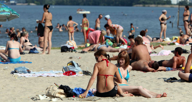 Am Ufer des Woronesch legen sich die Bewohner der gleichnamigen Stadt gerne auf die faule Haut.Foto: AFP/Eastnews