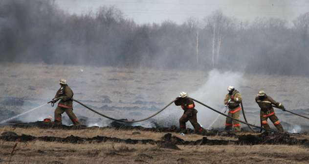 Russische Feuerwehrleute bei der Waldbrandbekämpfung im Sommer 2010. Letztes Jahr sind in Russland 16 Mio. Hektar Wald komplett abgebrannt. Foto: RIA-Novosti