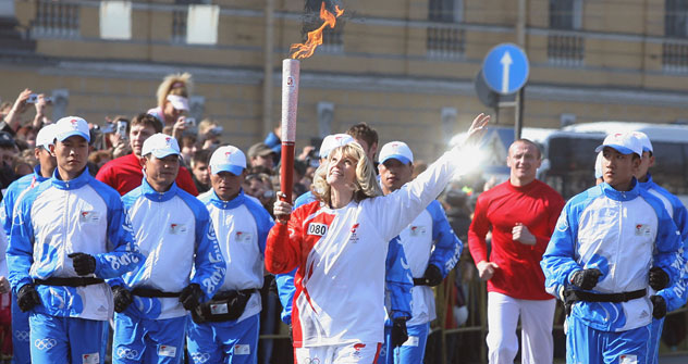 Die ehemalige russische Eisschnellläuferin Swetlana Schurowa beim olympischen Fackellauf.Foto: Kommersant