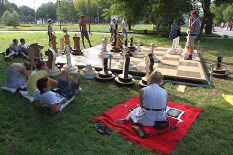 Wanna join for a game of giant chess? Moscow players in Gorky Park. Photo: PhotoXpress