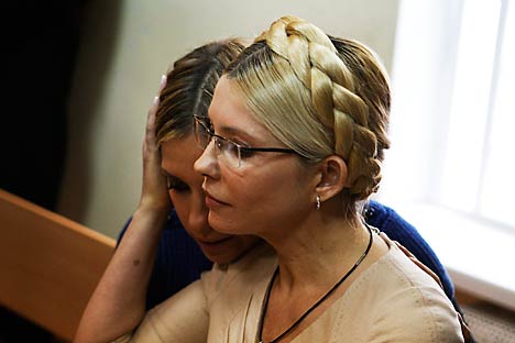 Ukrainian ex-prime minister Yulia Tymoshenko (R) and her daughter Yevhenia attend a session at the Pecherskiy district court in Kiev October 11, 2011. Source: Reuters / Vostock Photo