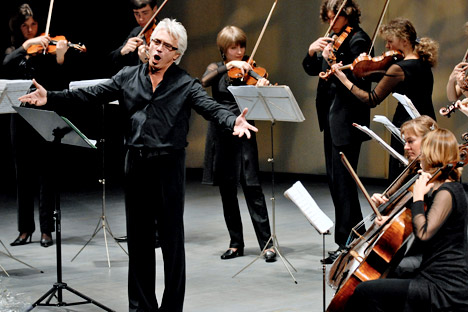 Russian baritone Dmitry Hvorostovsky, left, performing with the Hermitage Ensemble at Moscow's International House of Music. Source: ITAR-TASS 