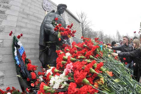 The decision to remove the Bronze Soldier in Tallinn fuelled public indignation within the Russian community in Estonia. Source: ITAR-TASS  