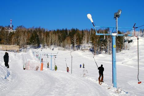 People on vacation enjoy the ski resort outside the city of Miass. Source: Lori / Legion media
