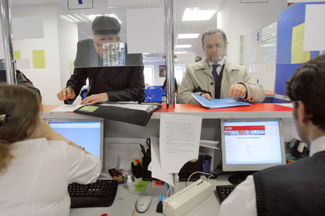 It remains to be seen when Russia and the EU will cancel the visa requirements for short-term trips by Russian and EU citizens. Pictured: Russian citizens submitting their visa applications in the British Embassy in Moscow. Source: Kommersant Photo 