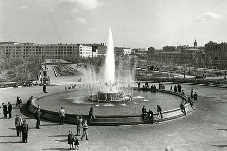 The Bolotnaya Square in 1947. Source: The Lumière Brothers Photo Gallery / Alexei Gostev   