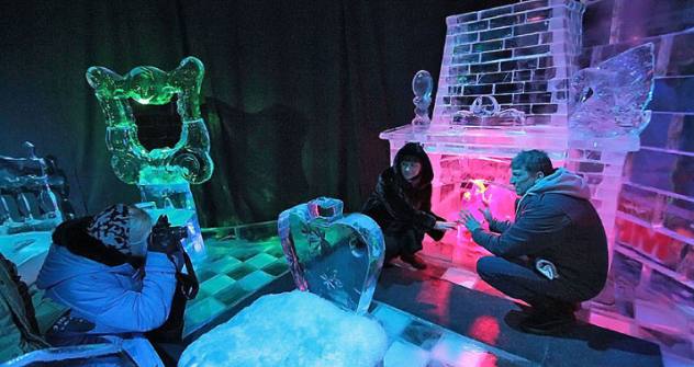 The visitors of the Ice Sculpture Museum in Moscow's Sokolniki Park. Source: Anisia Boroznova 