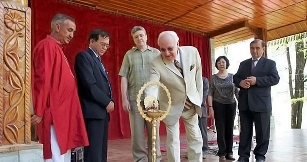Ambassador of Russia to India Alexander M.Kadakin (right) is taking part in the laying of the foundation stone of the future Roerichs’ International Academy of Arts.   Source: www.rusembassy.in