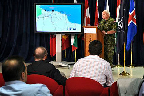 Bomben bringen Frieden: Der Oberbefehlshaber für den NATO-Einsatz in Libyen General Charles Bouchard bei einer Pressekonferenz im NATO-Hauptquartier in Italien. Foto: AP