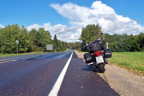 Der Blick nach vorn nach der Regenwand verhieß sonnige Motorradkilometer. Foto: Privat