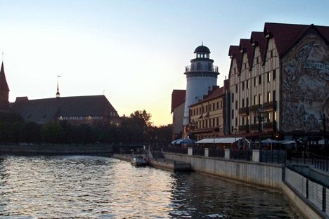 Romantisch verklärt die Abendstimmung die historisierenden Fischdorf-Häuser in Kaliningrad. Foto: Privat
