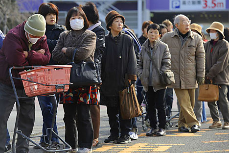 Una cola de personas espera víveres fuera de una tienda en Fukushina el 13 de marzo de 2011 tras el terremoto y el tsunami. Fuente: PHILIPPE LÓPEZ/AFP/Getty Images