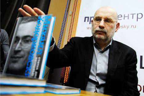 El escritor Boris Akunin presenta Mijaíl Jodorkovski: artículos, diálogos, entrevistas en Moscú. Foto de Itar-Tass