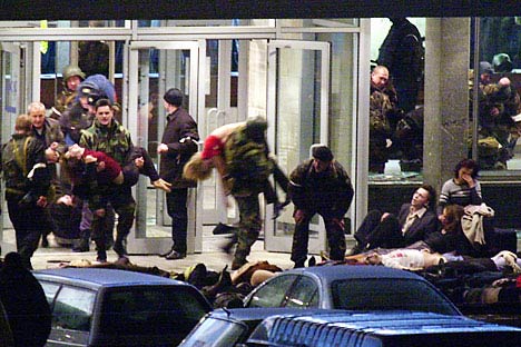 La liberación de los rehenes del teatro Dubrovka, en Moscú, el 23 de octubre del 2002. Foto de Itar-Tass