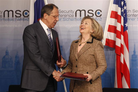 El ministro de asuntos exteriores de Rusia, Serguei Lavrov, y la secretaria de estado de EE UU, Hillary Clinton, en Múnich. Fotografía de Reuters/Vostock Photo