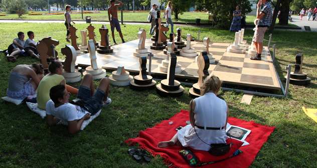 Lust auf eine Partie Riesenschach? Moskauer Spieler im Gorki-Park. Foto: Photoxpress