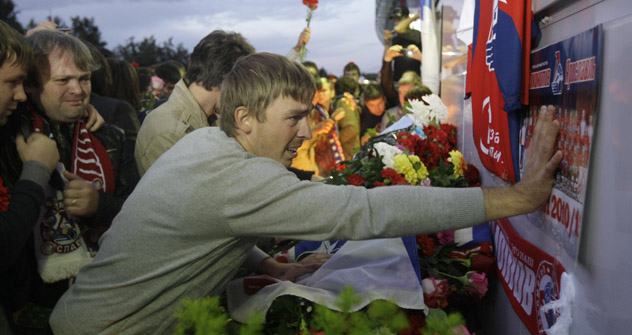 Fans von Lokomotive trauern um die verunglückten Eishockeyspieler. Foto: AP