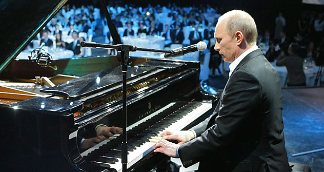 Vladímir Putin cantando "Blueberry hill". Foto de Reuters.
