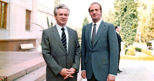 El embajador de la URSS en España, Yuri Dubinin y el Rey de España, Juan Carlos I. Foto tomada en 1984
