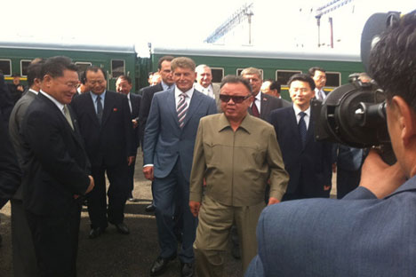 North Korean leader Kim Jong-Il (2-nd R) walks along the station of Novobureisky on August 21, 2011.   Source: RIA Novosti