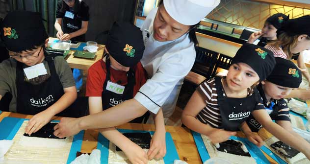 ロシアの子供たちにすしロールの正しい作り方を教える日本人のシェフ＝タス通信