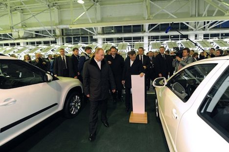 Dmitri Medwedjew und Wladimir Putin besuchen das Gorkier Automobilwerk. Foto: premier.gov.ru
