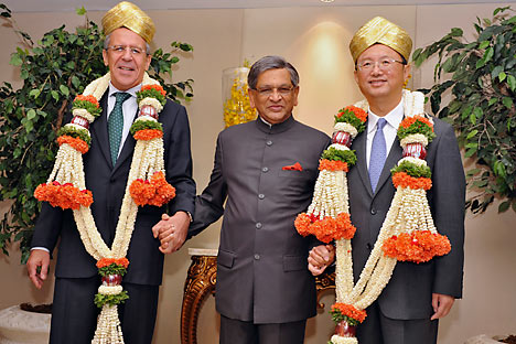 Russia's Foreign Minister Sergey Lavrov, India's Foreign Minister Somanahalli Mallaiah Krishna and China's Foreign Minister Yang Jiechi pose before their meeting in the southern Indian city of Bangalore. Source: Reuters