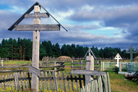 Grabkreuze auf einem Kirchhof in Kimzha. Foto: William Brumfield