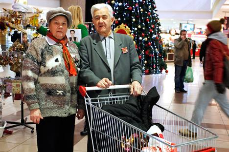 Fyodor and Alexandra Ivanov, 85 and 83, senior citizens are preparing for the New Year celebration. Source: Ogoniok/Alexander Zemlyanichenko Junior  