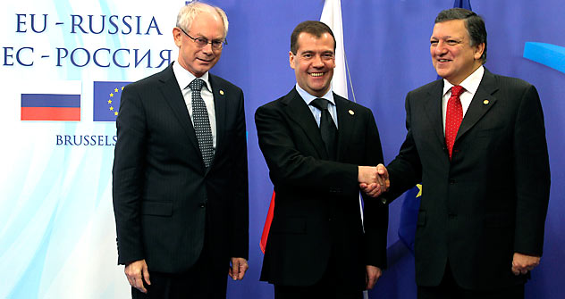 Russland-EU-Gipfel in Brüssel am 15. Dezember 2011: EU-Ratspräsident Herman Van Rompuy (links), Russlands Präsident Dmitrij Medwedjew und EU-Kommissionspräsident Jose Manuel Barroso. Foto: AP