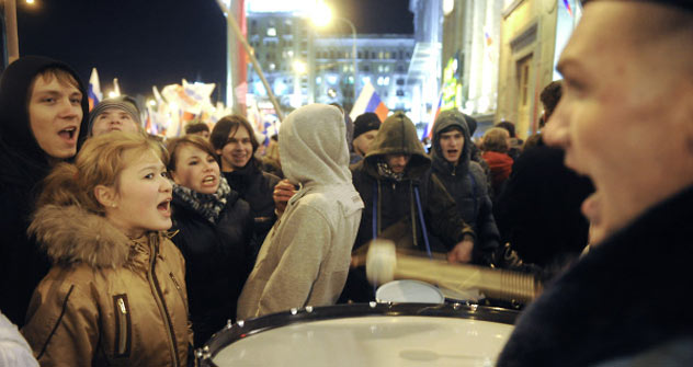 Die Protest-Kundgebung in Moskau am Triumfalnaja-Platz am Dienstag. Kreml-treue Jugendbewegung  "Naschi" (rechts) gegen Oppositionelle (links). Foto: RIAN
