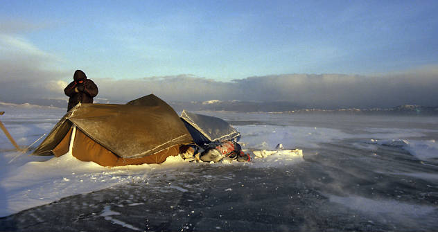 Abend am Baikal: Uwe Wirthwein und seine Freundin übernachten auf dem Eis. Foto: aus dem persönlichen Archiv