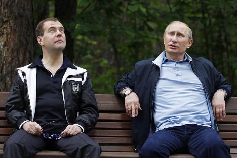プーチン首相とメドベージェフ大統領＝ロイター撮影