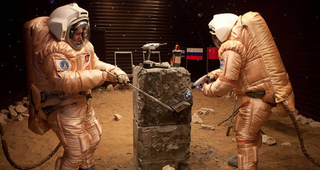 宇宙服を着きながら模倣火星表面で労働＝IMBP／オレグ・ヴォローシン撮影