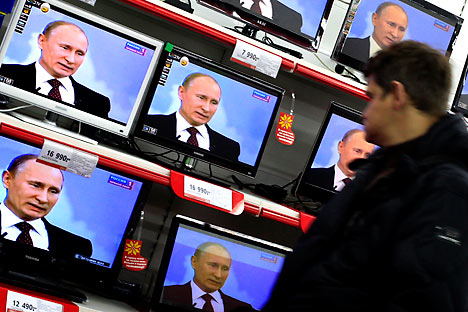 １２月１５日、プーチン首相は毎年恒例のテレビを通じた国民との直接対話を行った＝AP Photo撮影