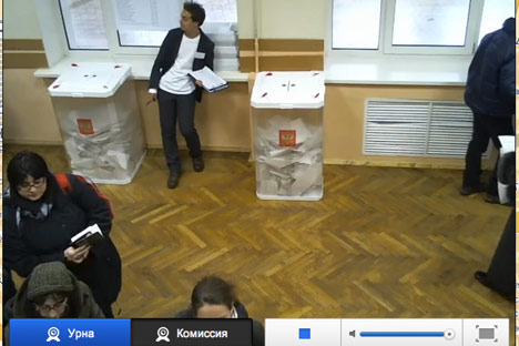 Ein Wahlbeobachter beaufsichtigt die Wahlurnen. Foto: Wahllokal-Webcam