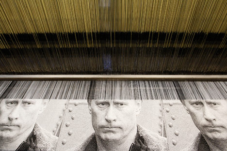 Porträt des Premierministers der Russischen Föderation Wladimir Putin, hergestellt in der Weberei-Fabrik der Stadt Wyriza. Foto: Reuters/Vostock-photo