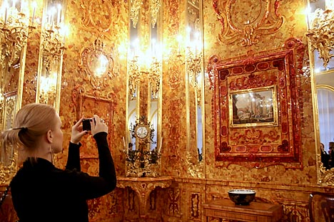 Touristen besuchen die wiederhergestellten Bernsteinzimmer zum 70. Jahrestag des Verschwindens aus dem Katharinenpalast im Zarskoje Selo. Foto: TASS