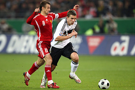 Sergey Semak (Russland, links) gegen Lukas Podolski: Duell WM Qualifikation 2008. Foto: Legion-Media