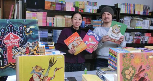 夫婦でネット古書店を運営する村上麻子さん（左） ＝吉村慎司撮影