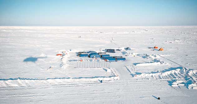 北極のホテル 「バルネオ」は、漂流する氷盤上の数張りのテント ＝Life/VostockPhoto撮影